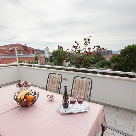 Lea-lena Apartment Split