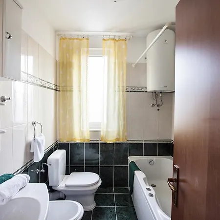 Lea-lena Apartment Split