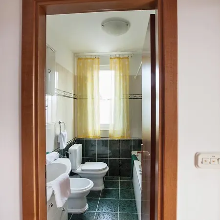 Lea-lena Apartment Split