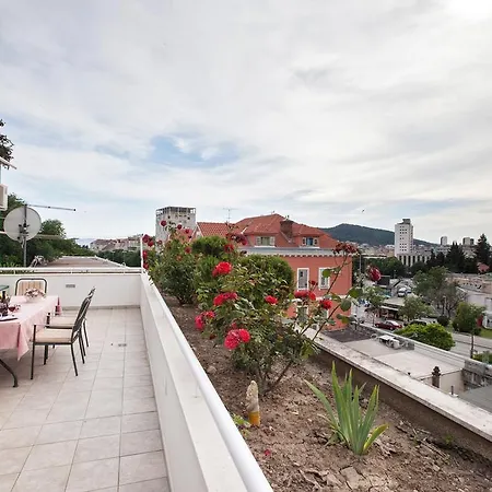 Lea-lena Apartment *